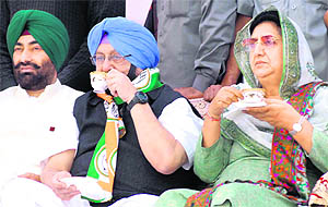 PPCC chief Amarinder Singh and senior Congress leader Rajinder Kaur Bhattal enjoy tea during a rally at Kapurthala on Thursday. 