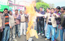 Congress workers burn an effigy of the state BJP Government in Dehradun on Thursday. 