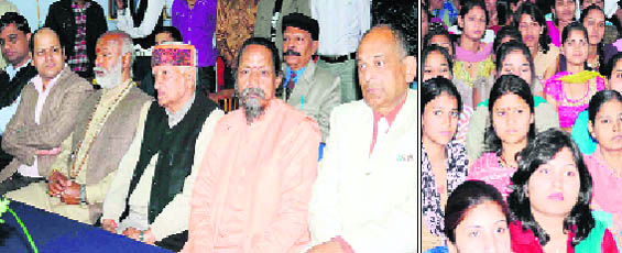 NDTV news editor Sushil Bahuguna, journalist Harsh Dobhal, Mahant Bilkeshwar Giri, Mahant Ramanand Puri, Ram Veer Moorti, Dr Ashok Mishra and; (right) participants at a seminar in SMJN College in Haridwar on Saturday.