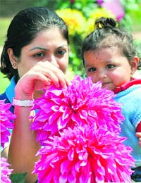 A mother with her child at a flower show in Gurgaon