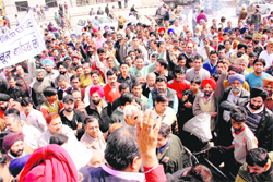 Sewing machine dealers and traders protest against the Union Government at the Jagraon bridge