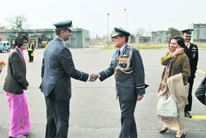 Air Marshal DC Kumaria (right) and his wife, Vaneeta Kumaria, are welcomed by Air Cmdr PN Kaushik (left) at Air Force Station, Ambala.
