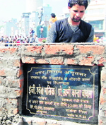 The foundation stone with misleading information erected at the Hall Gate roundabout in Amritsar.