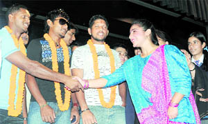 A student welcomes West Indies cricketers Shivnarine Chanderpaul (left), Devendra Bishoo and Ramnaresh Sarwan to St Kabir School in Sector 26, Chandigarh, on Tuesday.