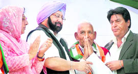 Former MLA Raj Kumar Gupta (second from right) rejoins the Congress during Punjab Congress president Amarinder Singhs rally in Jalandhar Cantonment on Sunday.