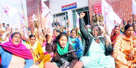 Members of the Istri Jagriti Manch hold a protest in front of the office of the SSP (Rural) in Jalandhar.