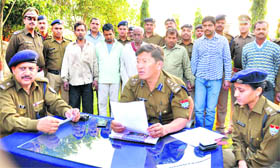 DIG Sanjay Gunjiyal, SP (City) Kiran L Shaw and ASP Nivedita Kukreti Kumar present members of an inter-state gang in Haridwar on Wednesday.