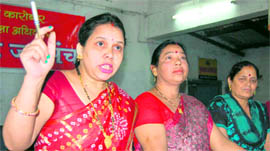 Suman Dhyani of Uttarakhand Jan Manch addresses a press conference in Dehradun on Thursday.