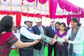 Pankaj Aggarwal, deputy commissioner, HS Chahal, vice-chancellor, and RK Arora, registrar, give away prizes to the winners at Murthal university