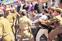 Unemployed agriculture technocrats scuffle with the police in Jammu