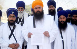 Sant Baljeet Singh Daduwal shows the letter written by him to the Akal Takht Jathedar Giani Gurbachan Singh, urging him to ensure the protection of Sikhs.