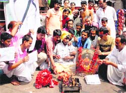 Trinamool and Congress supporters take part in a ritual for the alliance, in Kolkata on Sunday.