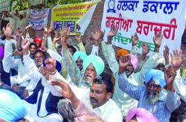 Activists of Akhil Bharatiya Tapriwas Vimukt Kabil from Punjab and Haryana seek ST status in New Delhi on Monday