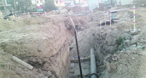Callous working of NHAI employees, engaged in the six-laning work of the national highway, creates blockage in sewerage pipes. 