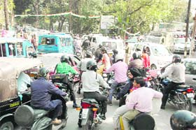A traffic jam in Dehradun due to the gherao of the state Assembly by the Congress