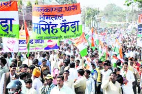Thousands of Congress workers from all over the state move towards the Uttarakhand Assembly in Dehradun