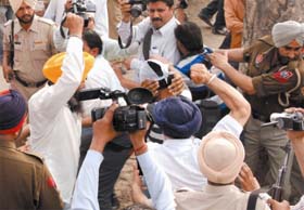 Bathinda district SAD president Sikander Singh Maluka (blue turban) along with another party leader (saffron turban) jostling with the activists of the unemployed PTI teachers' union at a function where Bathinda MP Harsimrat Kaur Badal was present