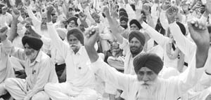 Members of the Punjab Bhartiya Kisan Union (Sidhupur) protest near the Chandigarh-Mohali barrier on Thursday.