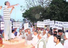 Activists of the Sanjha Manch and the Kisan Sangharsh Samiti hold a candlelight march against the Gorakhpur Atomic Power Project at Fatehabad
