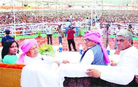 Chief Minister Bhupinder Singh Hooda with other Congress leaders at a public meeting at Janoli village in Palwal district