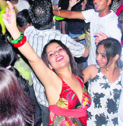 Youngsters get ready for Holi bash
