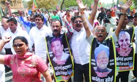 Activists of the BJP protest against Delhi governments plan to privatise water supply in New Delhi