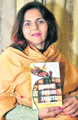Mridula Sharma with her book Wow! No Side Effectsin Dehradun.