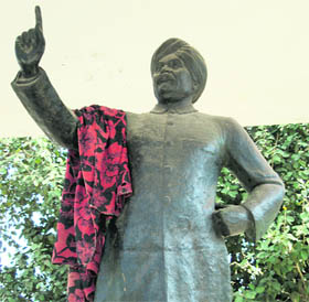The statue of Lala Lajpat Rai in a state of neglect in Jagraon.