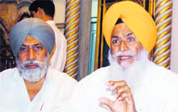 President of the Khalsa College Old Students Association, Amritsar, DS Sandhu addresses mediapersons in Amritsar on Monday.