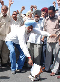 Class IV employees burn copies of Punjab budget.