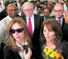 Billionaire investor Warren Buffett (C) arrives at the Bangalore Airport on Tuesday.