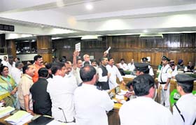 Congress legislators oppose the Budget speech of Chief Minister Ramesh Pokhriyal Nishank in the Assembly