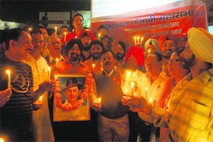 Workers of the Uttaranchal Punjabi Mahasabha Mahanagar, Dehradun, hold a candlelight march on the martyrdom day of Shaheed Bhagat Singh, Raj Guru and Sukhdev in Dehradun on Wednesday.