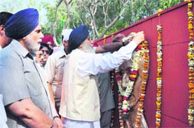Chief Minister Parkash Singh Badal garlands the bust of Shaheed Bhagat Singh at the national memorial at Hussainiwala