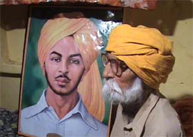 Harbans Singh with a portrait of Bhagat Singh at his house in the Gandhi Nagar area of  Ferozepur