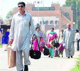 Haresh Chopra, MP from Pakistan, and members of his family cross over to India at the Attari-Wagah checkpost