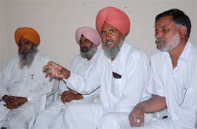 Shingara Singh Mann, district president of BKU (Ugrahan), along with leaders of other farmer unions interacts with the media in Bathinda