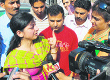 Shabnam Jaipuria, wife of DSP Varinder Singh Jaipuria, narrates the incident to mediapersons in Jammu on Thursday