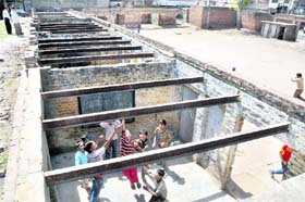 Roofless Government school in Islam Ganj