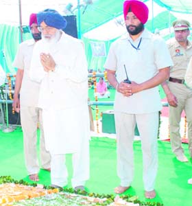 Chief Minister Parkash Singh Badal pays homage to the late Jasdev Singh Sandhu in Kauli village in Patiala