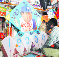 Jagmohan Kanojia dedicates his kites to Sachin Tendulkars 18,000 runs in the ODIs in Amritsar