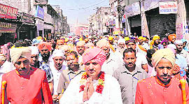 Mahant Devinder Dass (centre) of the Darbar Guru Ram Rai leads the nagar parikarma in Dehradun on Saturday.