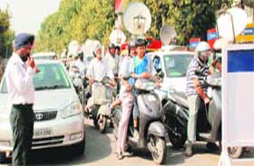 LONG ORDEAL: The arrival of the team for a practice session led to a traffic jam in Mohali
