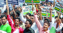 Delhi Pradesh Youth Congress activists protest against the BJP on Monday.