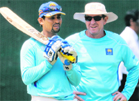 Sri Lankas Tillakaratne Dilshan (L) and coach Trevor Bayliss in Colombo