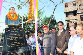 Chief Minister Prem Kumar Dhumal unveils a statue of Romesh Chander, founder president of the HP State Non-gazetted Employees Federation, in Bilaspur.