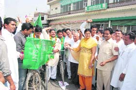 INLD leaders Padam Jain and Krishna Fogat flag off a cycle jatha of the INSO in Sirsa