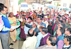 Employees protest against treasury officer in front of DC office in Solan 