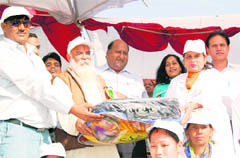 Ramswarup Janbaaz (second from left), Vice-Chairman of the Haryana Labour Board, distributes prizes among the winners at the War Heroes Stadium in Ambala Cantt. 