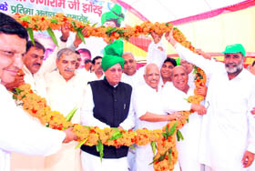 Former Chief Minister Om Prakash Chautala with his supporters at Meethi Surera in Ellenabad on Thursday.
